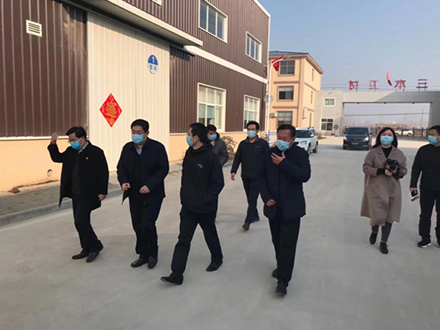 高新區(qū)黨工委書記郭保存、黨組成員楊紹青、馬嶺崗鎮(zhèn)書記李洋來公司監(jiān)督防疫物資生產(chǎn)